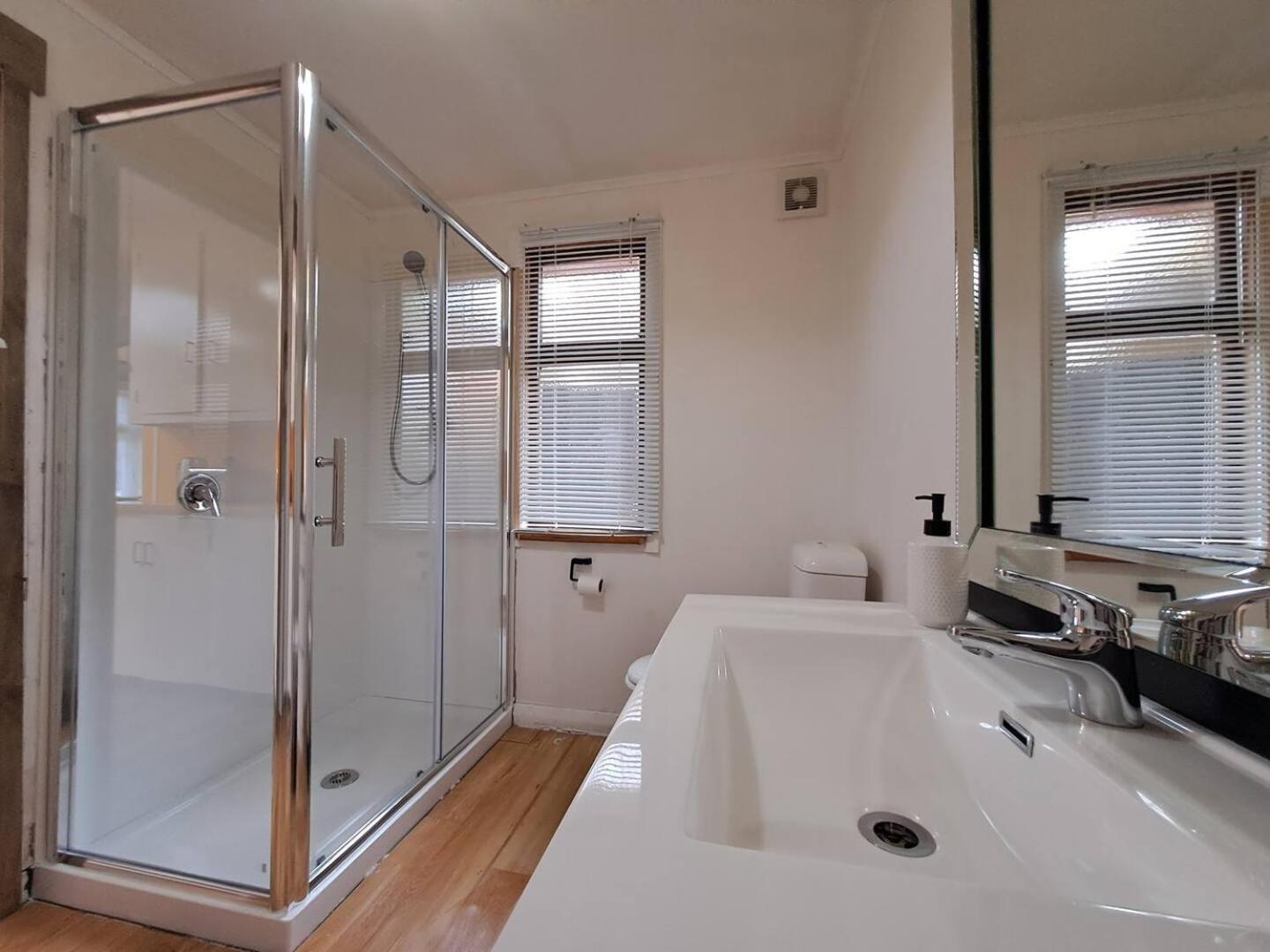 A Stone'S Throw From Town Main House Hotell Dunedin Exteriör bild