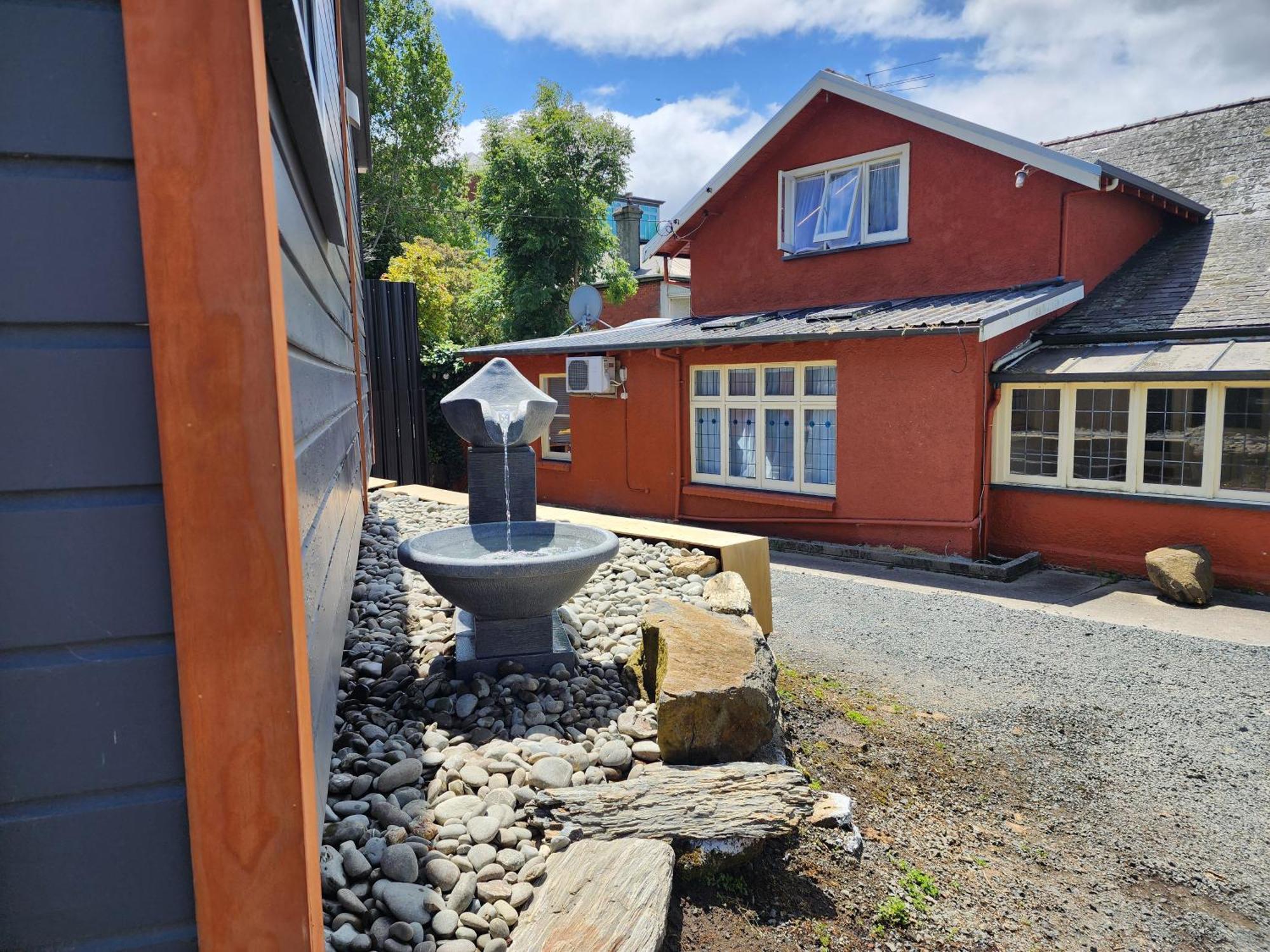 A Stone'S Throw From Town Main House Hotell Dunedin Exteriör bild